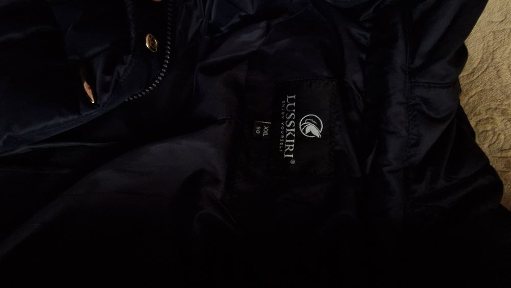 Пуховик, з натуральним мехом на капюшоні.