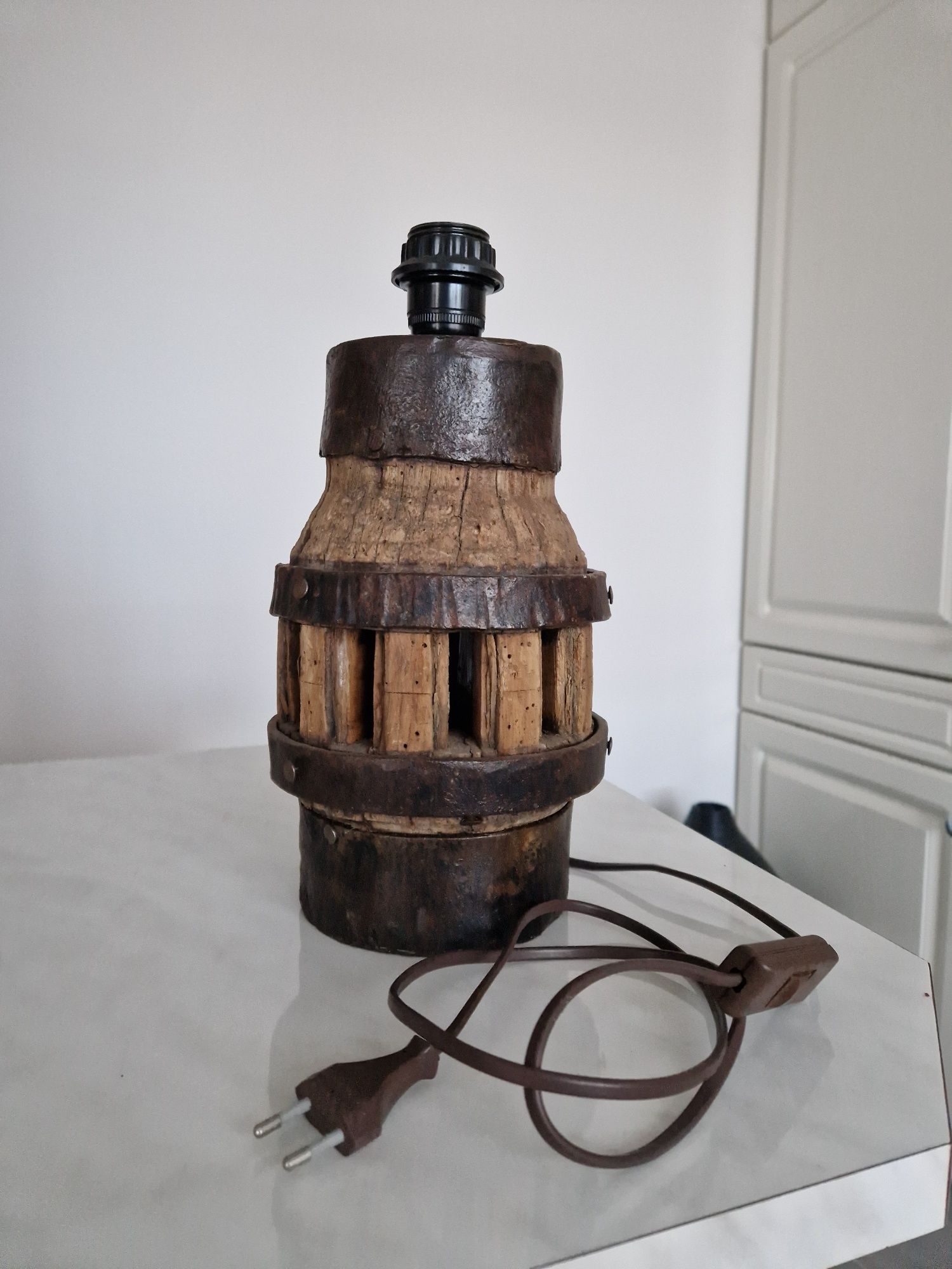Drewniana lampa z abażurem, retro