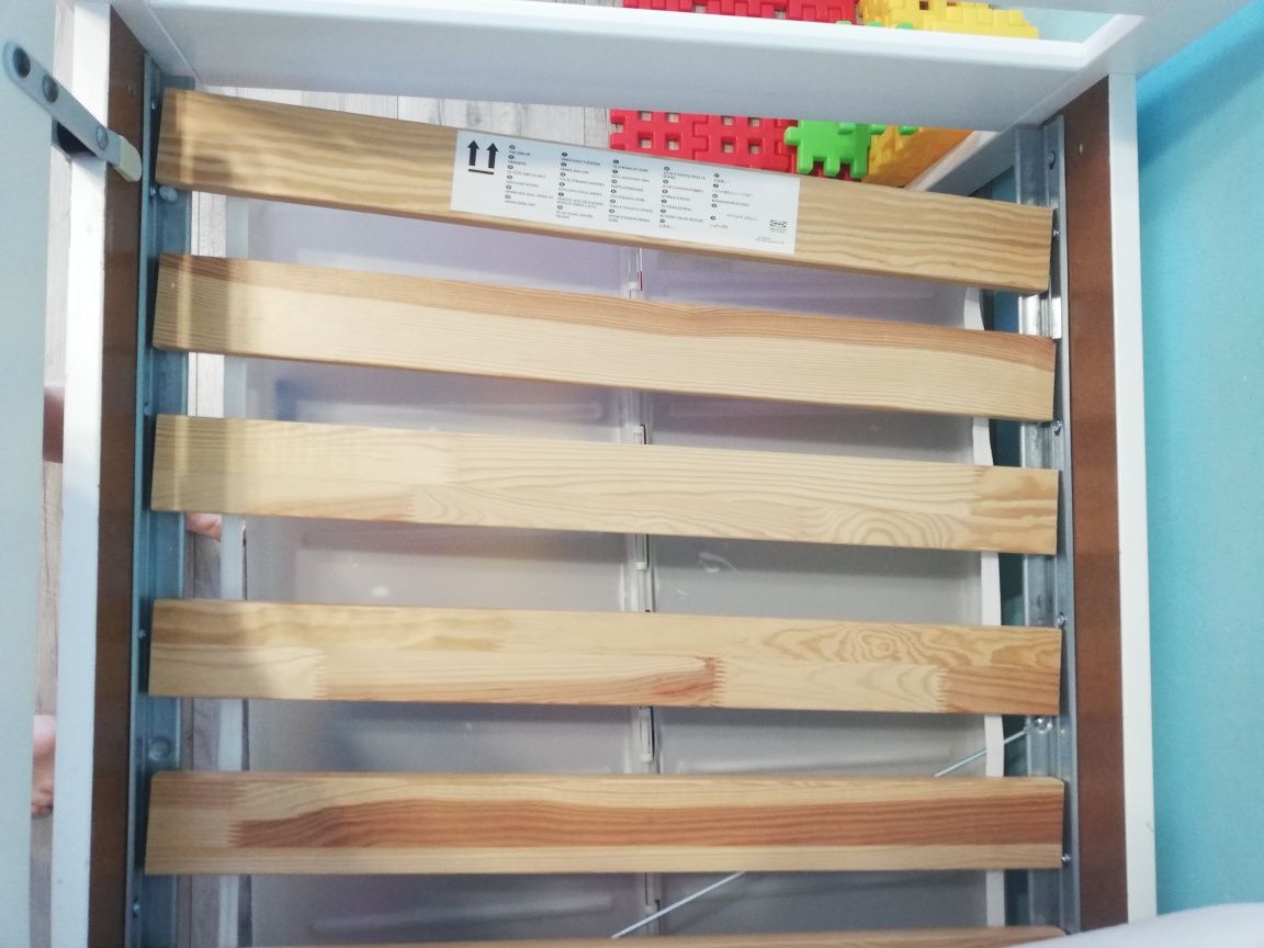 Łóżko Kritter Ikea białe drewniane z barankami i barierką