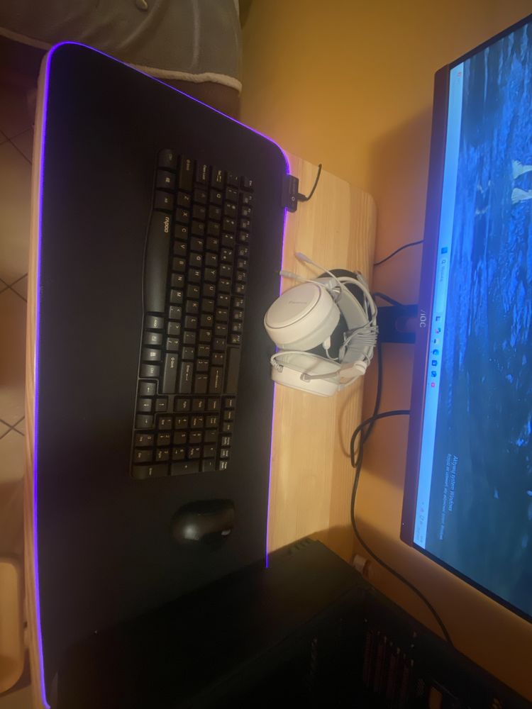 Sprzedam komputer stacjonarny typu gaming chlodzony ciecza  z zestawem