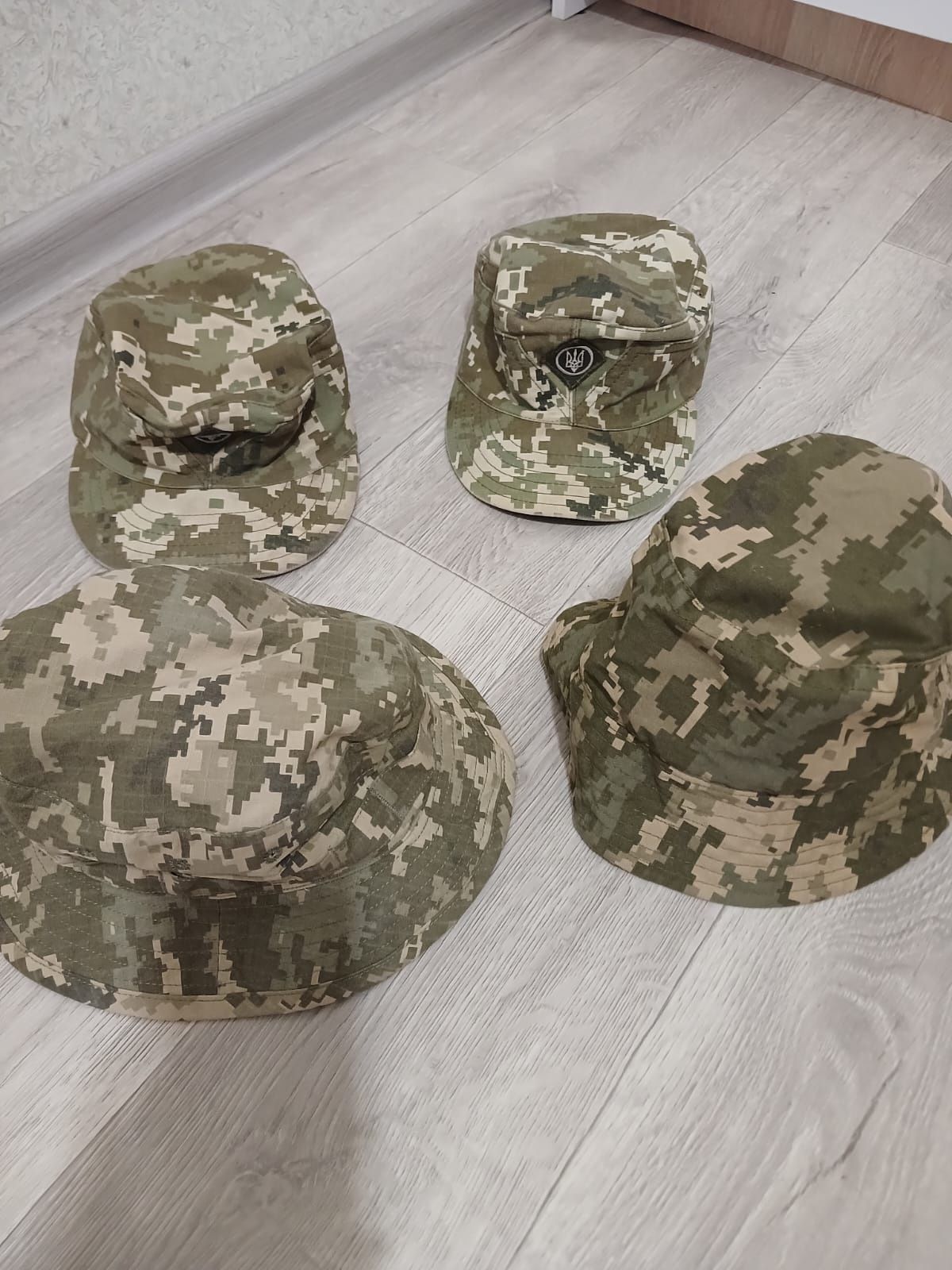 Кепки та панами піксель