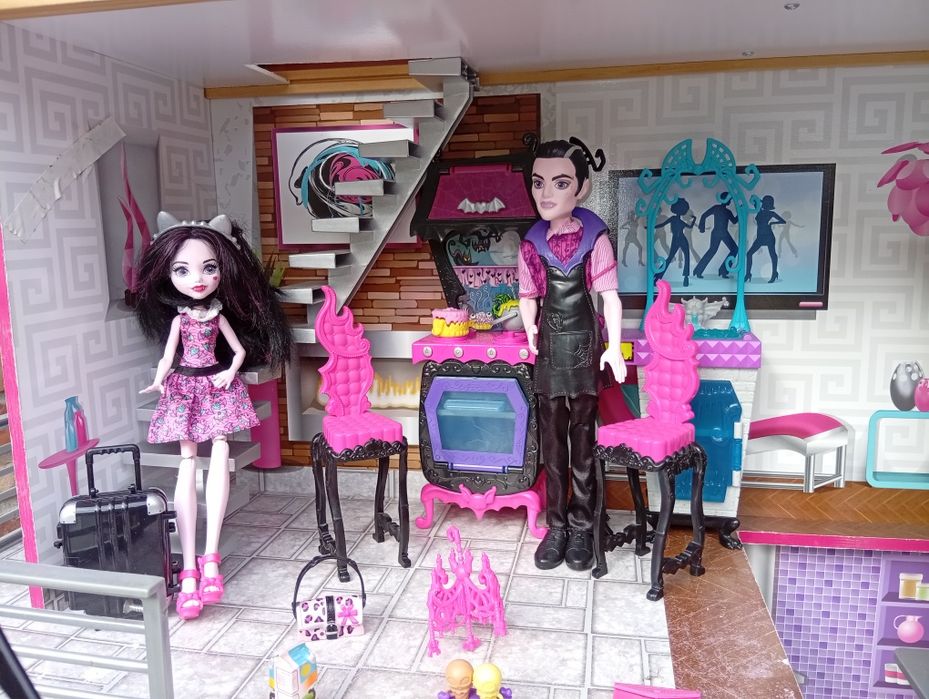 Toaletka i ogromny  domek Barbie i Monster High