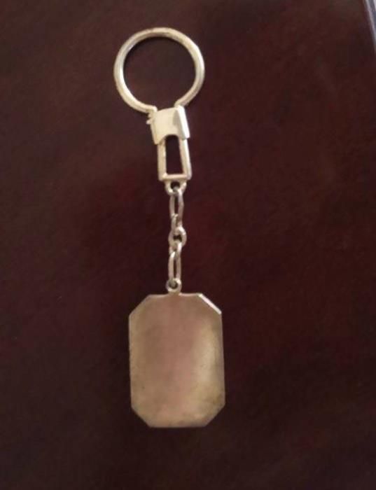 Porta chave com o símbolo de farmácia em prata