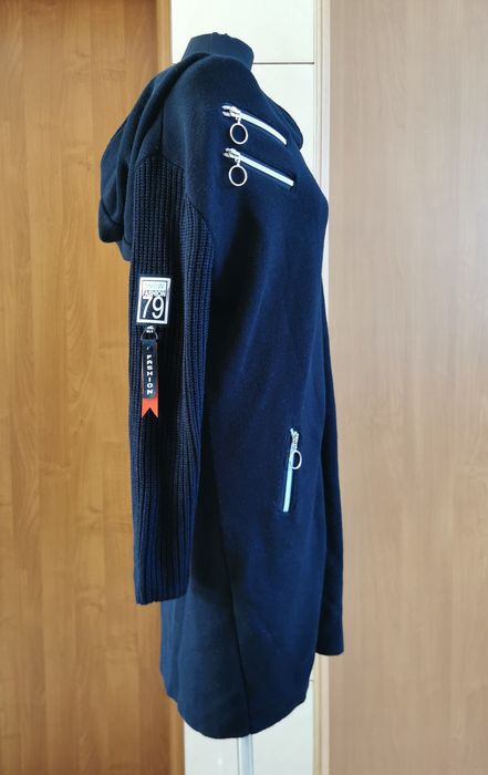 Długi kardigan sweter czarny z ozdobnymi zamkami