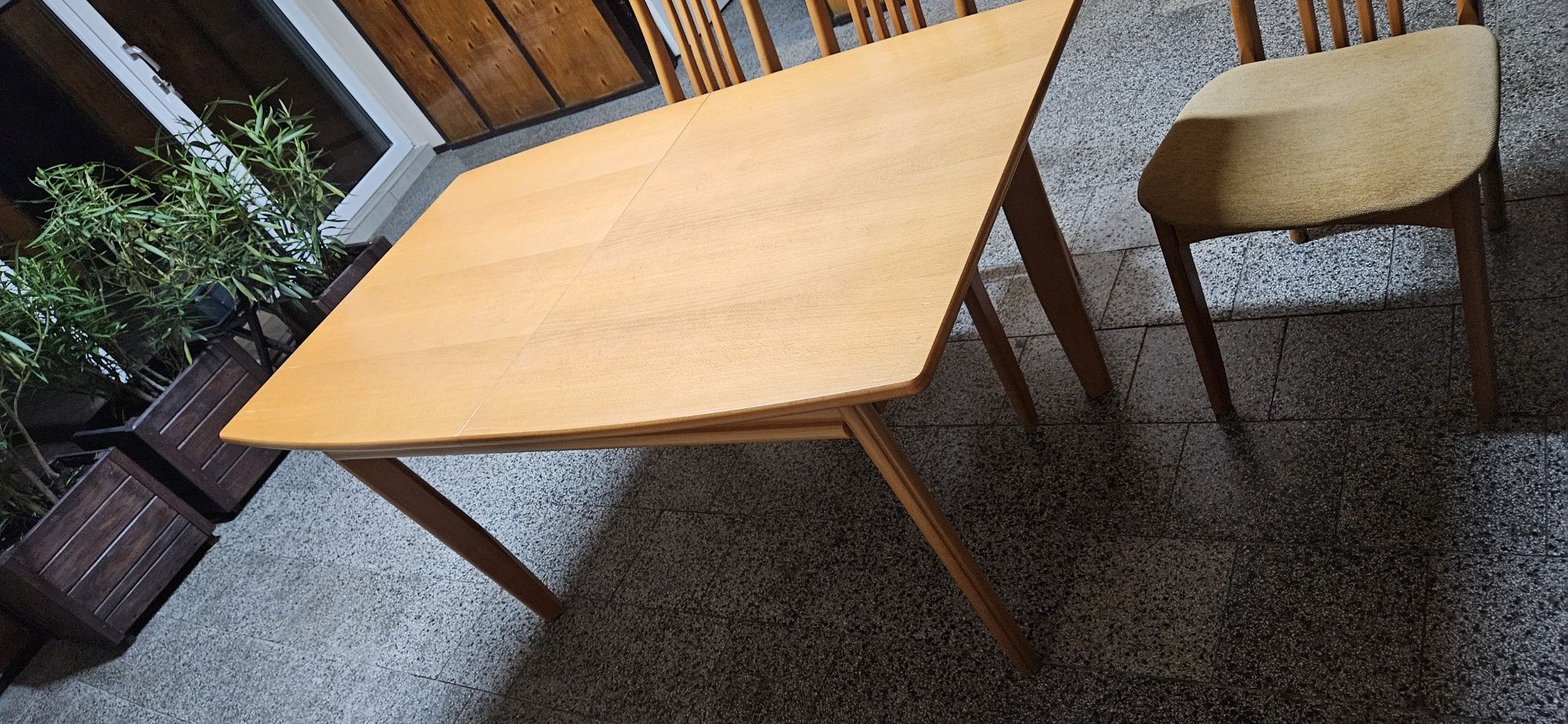 Stół rozkładany z 6 krzesłami
