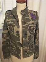 Blusão / Casaco estilo militar camuflado da marca Zara