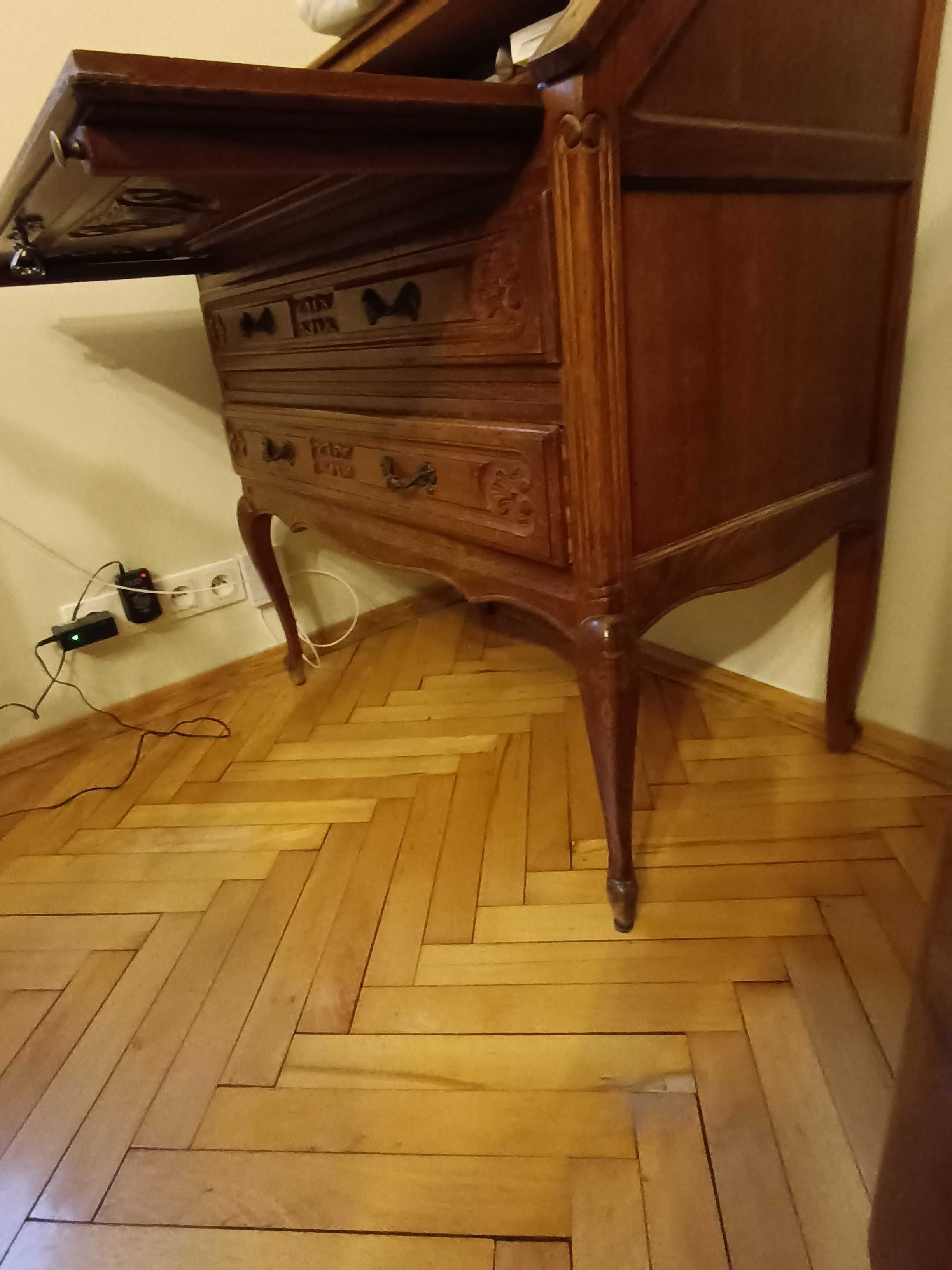 Sekretarzyk z delikatnymi zdobieniami