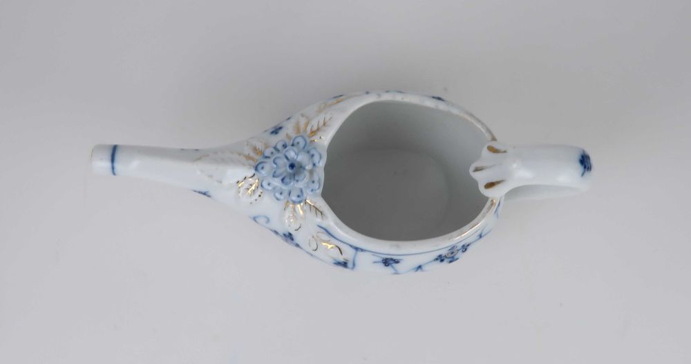 Antigo bule de acamados em porcelana