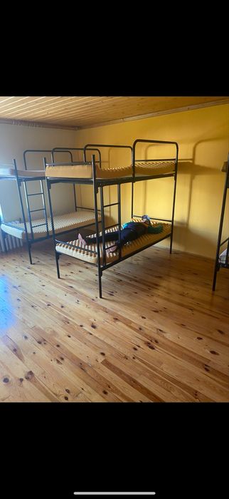 Łóżko piętrowe lub 2 pojedyncze solidne metalowe.