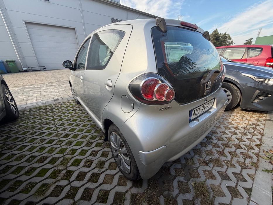 Aygo 2009 5 drzwi po kolozji uderzony w prawy tyl na czesci