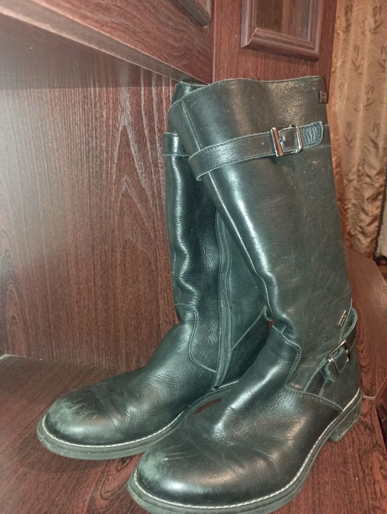 Продам зимние женские сапоги.