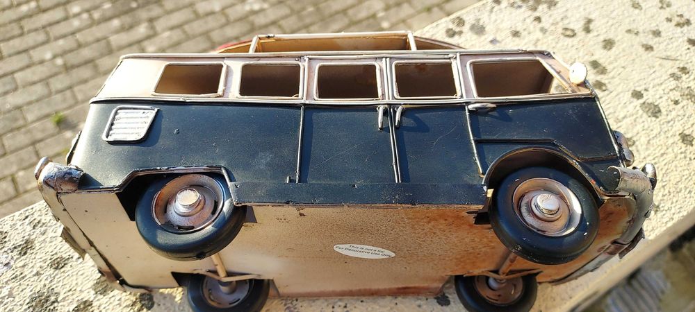 Vende clássico carro de coleção em folha