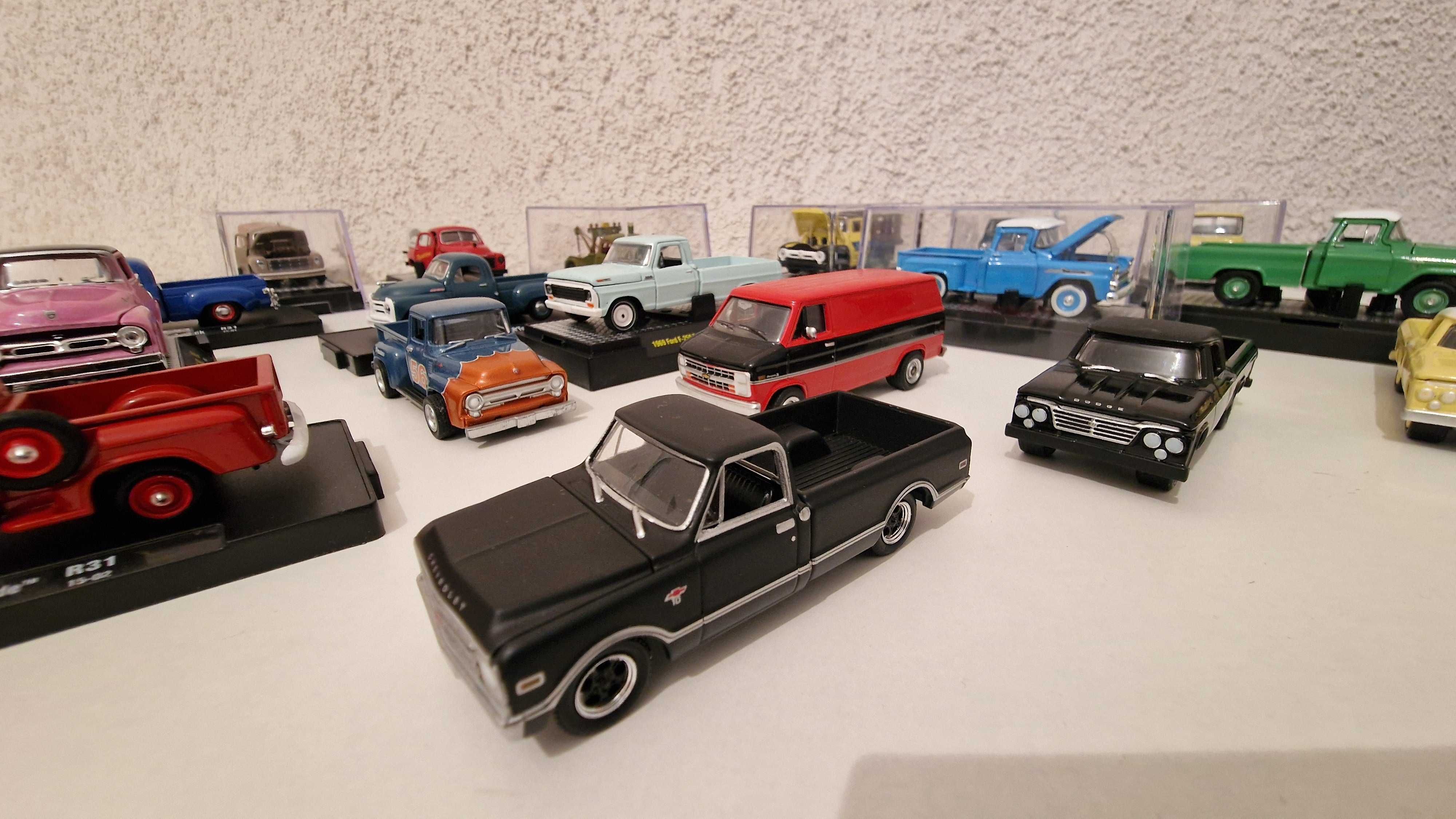 Lote de 19 Miniaturas de Pickups e carrinhas de serviço 1:64