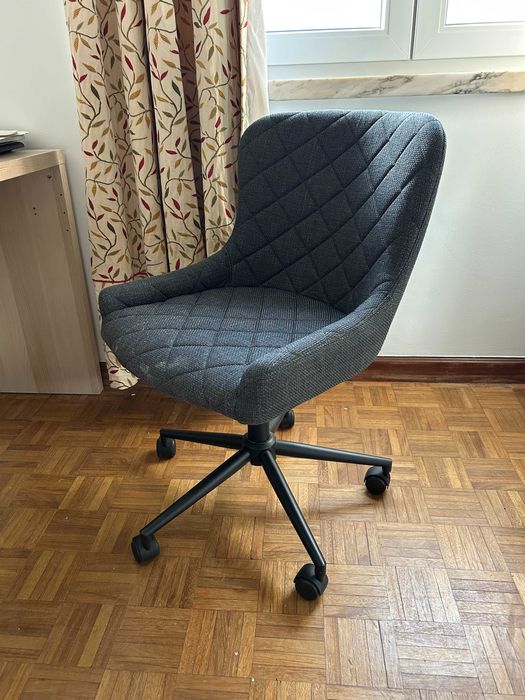 Vendo Secretária Ikea em óptimo estado com cadeira secretária