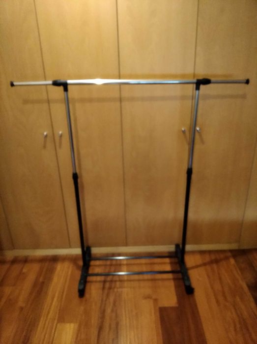 Charriot de roupa / suporte para cabides, preto e cromado, c/ rodízios