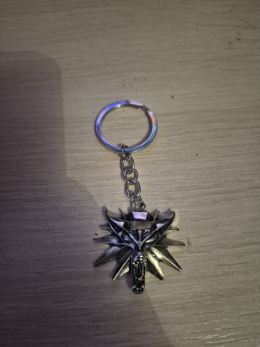 Ведьмак 3 медальйон, брелок под ключ, witcher белый волк