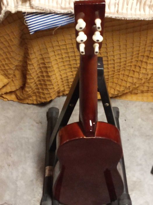 Guitarra Galanti de 6 cordas, em bom estado