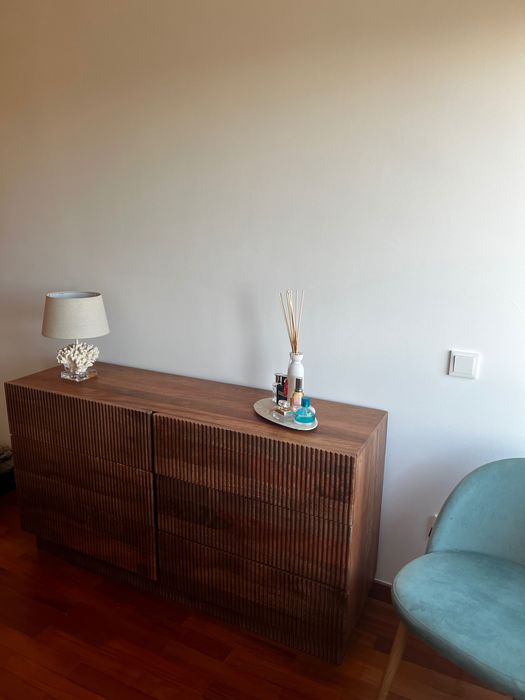 Cómoda em madeira de mangueira maciça