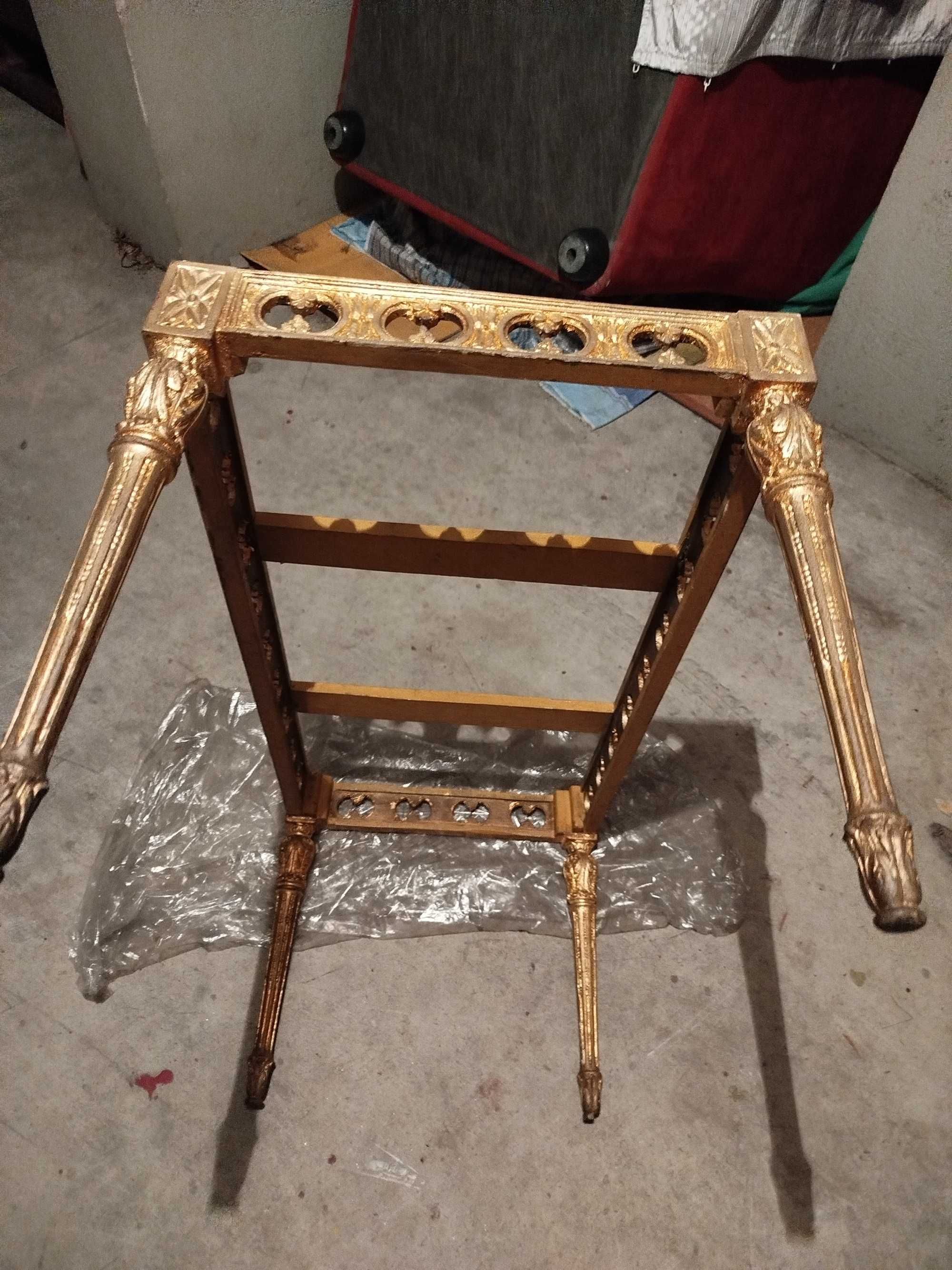 Mesa de centro dourada
