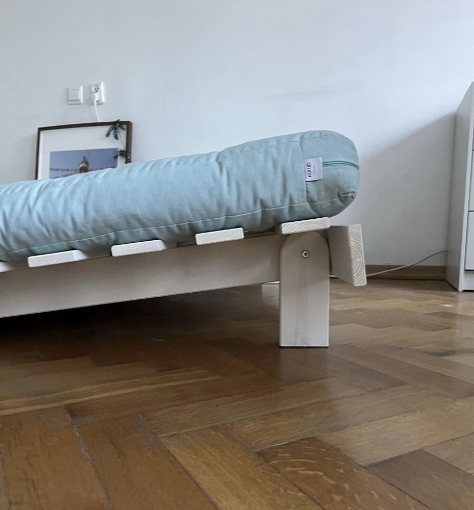 Łóżko z palety Bonami i materac składana na sofe karup design