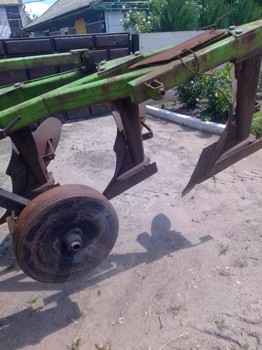 Продам плуг 3-х корпусний