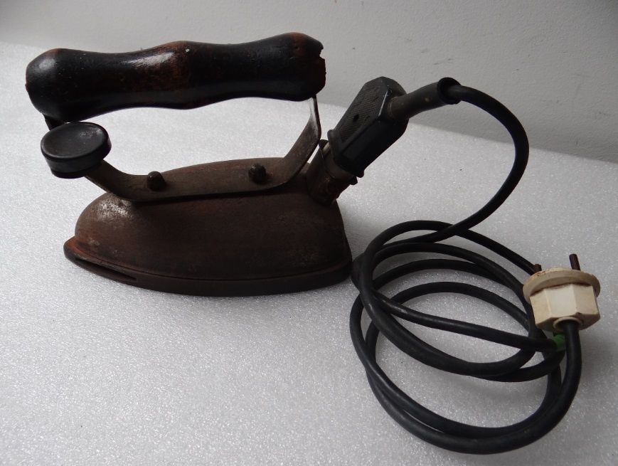 Ferro de Engomar Antigo (+/- 80 anos)