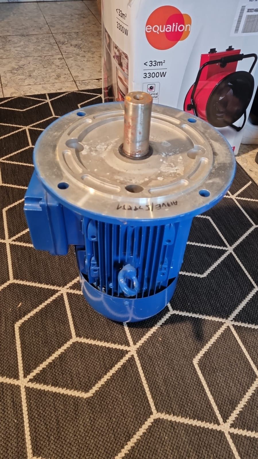 Vendo um motor eléctrico trifásico novo