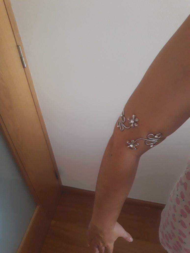 Pulseiras em aço para usar acima do cotovelo