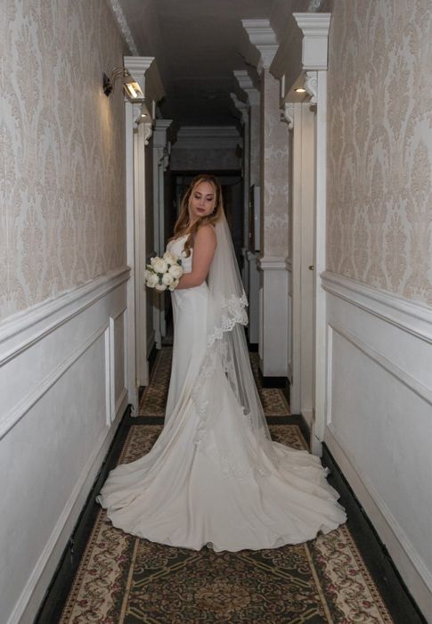 Весільна сукня з довгим шлейфом