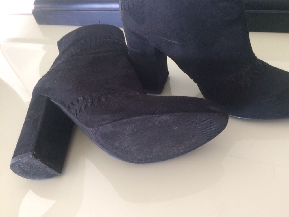 Botins camurça modernos e elegantes