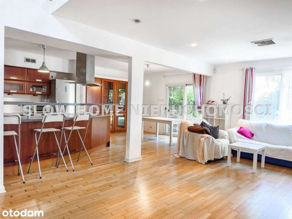 Dom z tajemniczym ogrodem na osiedlu z basenem