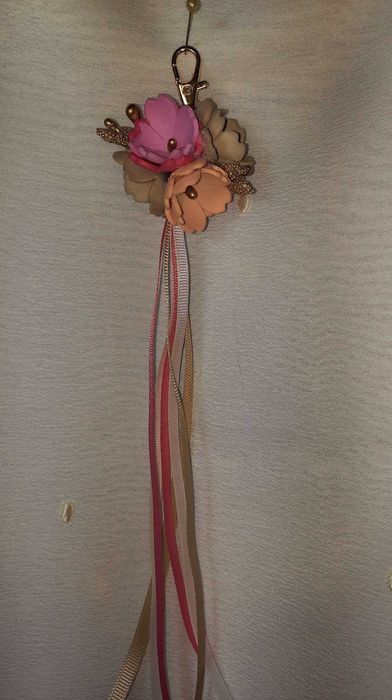 porta chaves ou um acessório para mala um presente lembrança