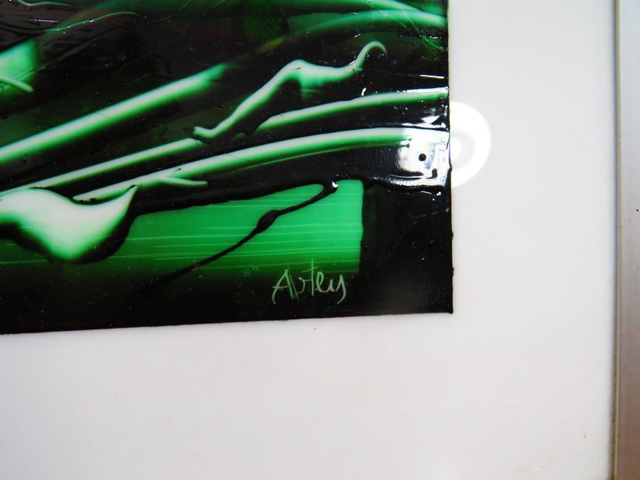 Pintura sob acrílico.