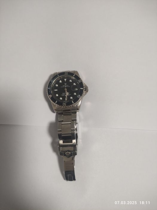 Годинник Rolex Submariner 
аналоговим циферблатом, в дуже гарному ста