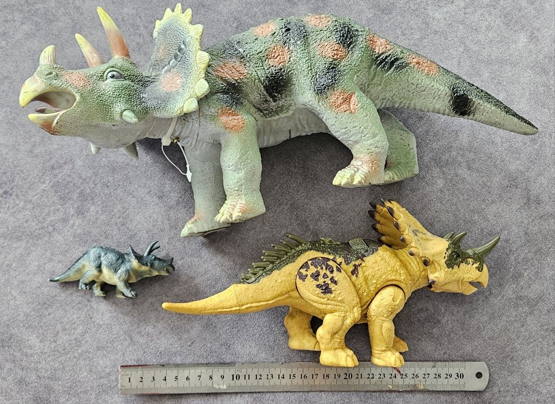 Jurassic World REALICERATOPS Dino Trackers trzy dinozaury triceratopsy