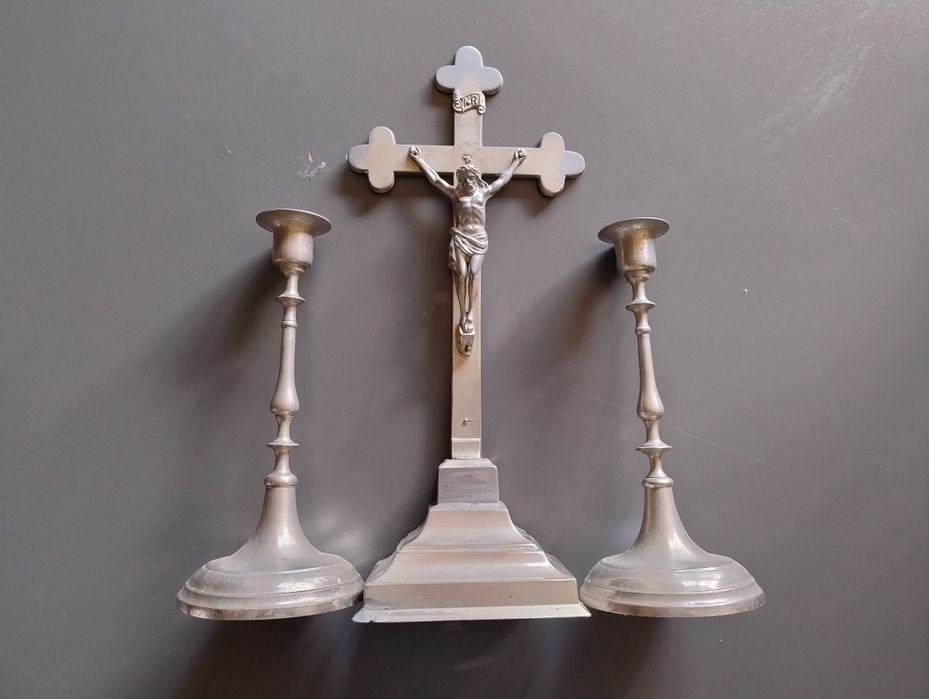 Miedziany krzyż i dwa świeczniki, być może stuletnie