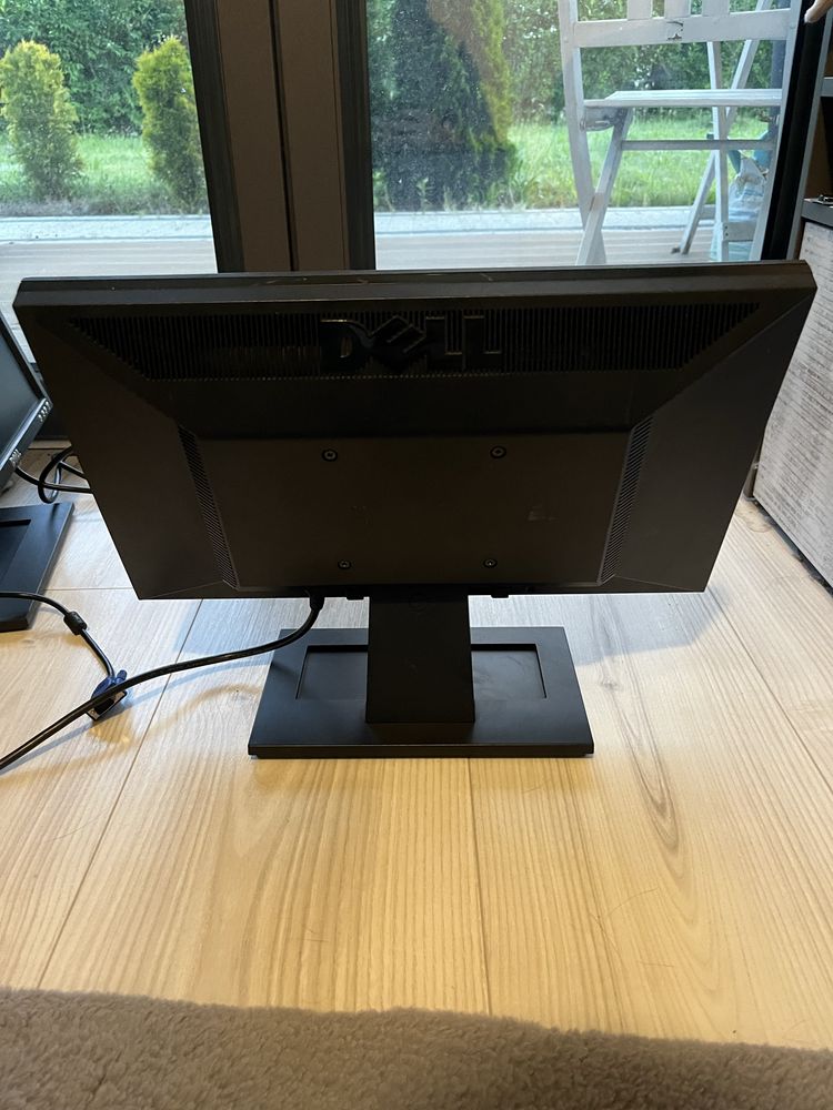 Czarny monitor dell 18”