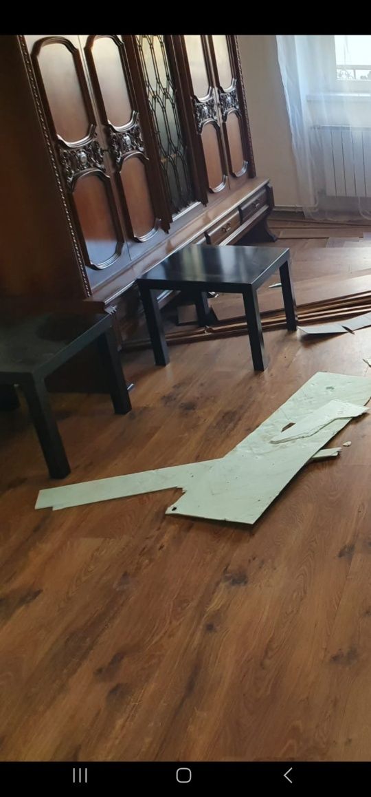 Kredens PRL w stylu neorenesansowym, z przeszkloną witryną
