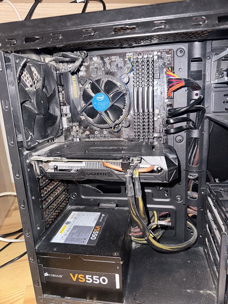 zestaw, komputer pc, nowy monitor i klawiatura,