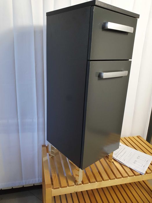 Szafka łazienkowa w kolorze antracytowym