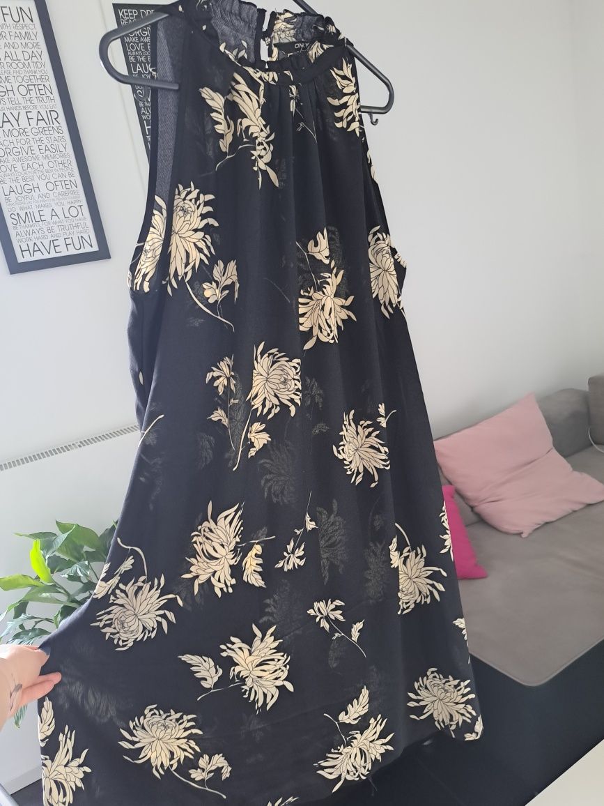Czarna sukienka w kwiaty L