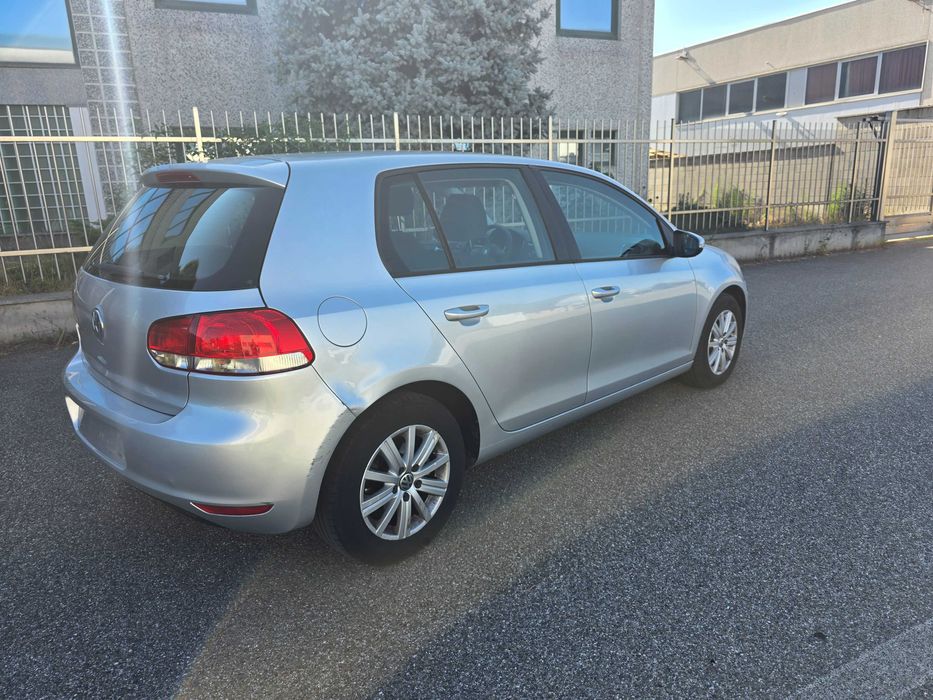 Golf  1.6tdi Posiadam  inne  auta  z włoch całe i uszkodzone