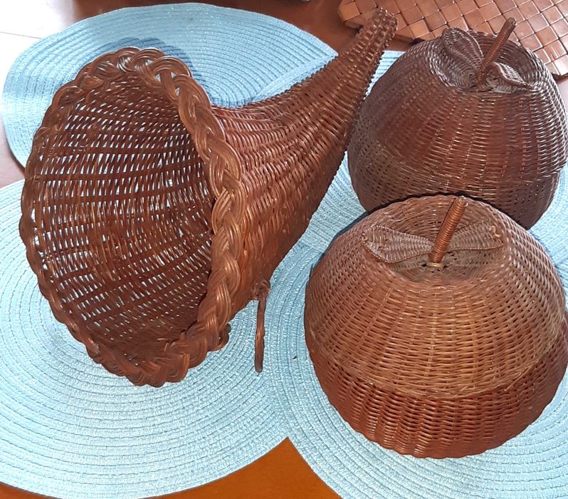 Kosz pojemnik ciemny wiklinowy 2 w kształcie jabłka 1 róg obfitości