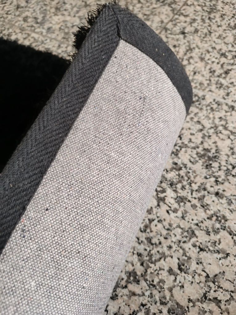 Carpete preta , pêlo médio.