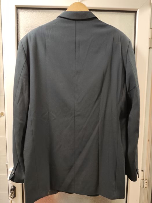 Fato verde escuro quase parece preto