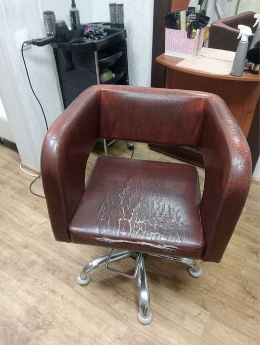 Парикмахерское кресло и зеркало