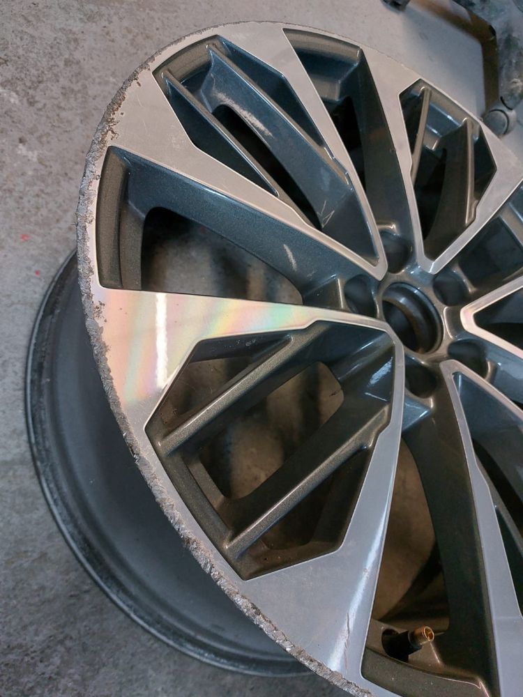 Felga AUDI Q2 SQ2 19x8j et45 81A601025S