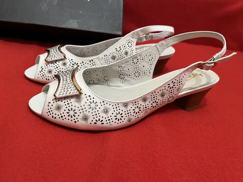 Продам кожанные босоножки rekotti белые женские