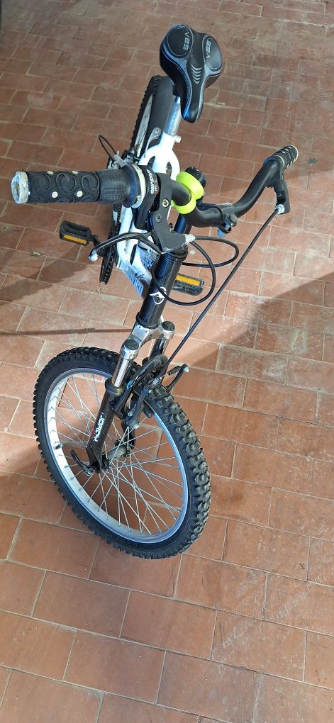 Bicicleta Avigo Sporty com amortecedores e descanso