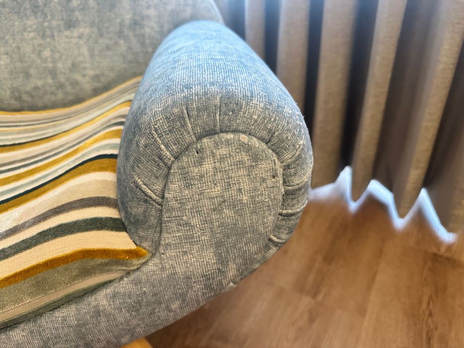 Poltrona azul com almofada